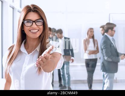 Jeune femme d'affaires tend la main pour une poignée de main Banque D'Images