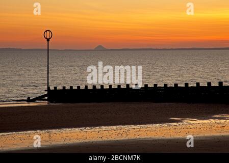 Portobello, Édimbourg, Écosse, Royaume-Uni. 5 avril 2020. Lever du soleil sur la plage de Portobello, cette deuxième semaine du verrouillage du Royaume-Uni par le Covid-19 Coronavirus, la scène paisible semble être un monde loin de la tourmente qui se déroule réellement dans le monde. Banque D'Images