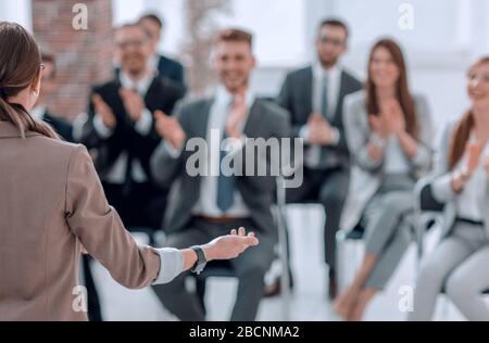 Vue arrière. business woman fait un rapport pour les employés Banque D'Images