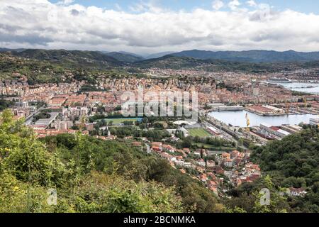 La Spezia, Italie - 12 mai 2019: Centre ville de la Spezia viliée d'un sommet de montagne. Banque D'Images