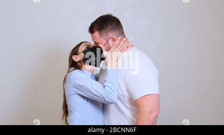 baiser femme et homme dans des masques de protection. Concept d'hygiène. Prévenir la propagation des germes et des bactéries et éviter l'infection par le virus de la couronne Banque D'Images