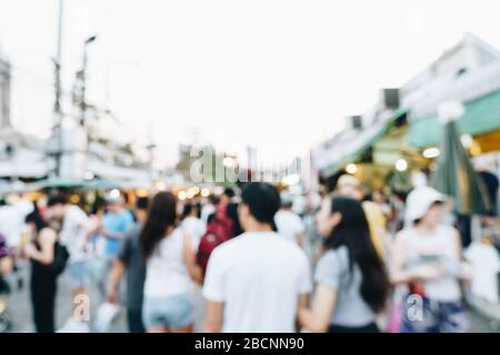 Les gens floues marchant dans le marché extérieur de Chatuchak JJ pour faire du shopping Banque D'Images