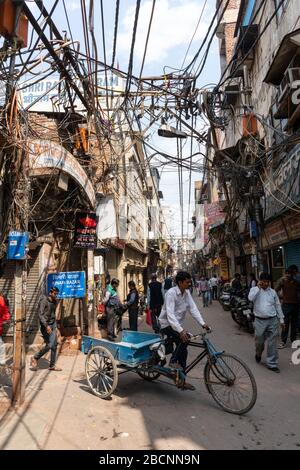 DELHI, INDE - 11 MARS 2019 : une voie dans le quartier du marché chandni chowk de la vieille delhi Banque D'Images