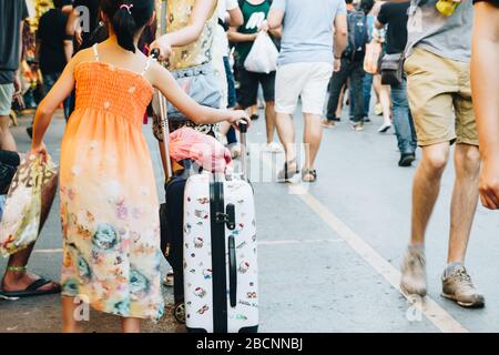 Les gens floues marchant dans le marché extérieur de Chatuchak JJ pour faire du shopping Banque D'Images