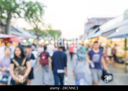 Les gens floues marchant dans le marché extérieur de Chatuchak JJ pour faire du shopping Banque D'Images