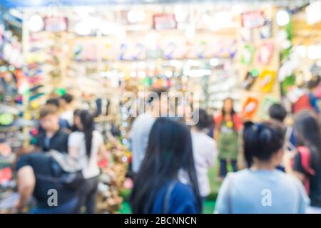 Les gens floues marchant dans le marché extérieur de Chatuchak JJ pour faire du shopping Banque D'Images