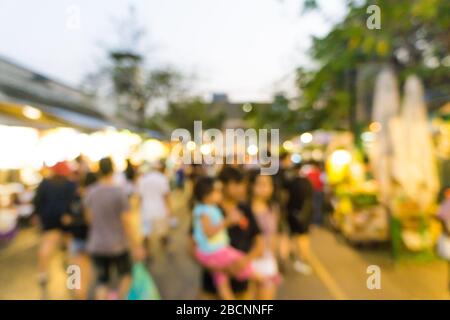 Les gens floues marchant dans le marché extérieur de Chatuchak JJ pour faire du shopping Banque D'Images