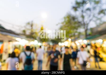 Les gens floues marchant dans le marché extérieur de Chatuchak JJ pour faire du shopping Banque D'Images