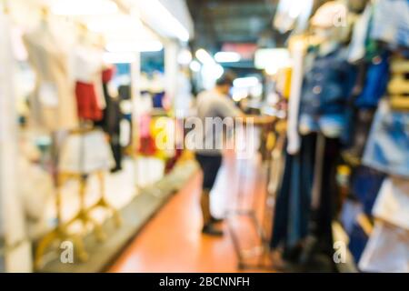 Les gens floues marchant dans le marché extérieur de Chatuchak JJ pour faire du shopping Banque D'Images