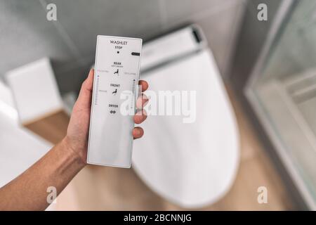 Lavabo de toilette automatique Smart japanese bidet avec télécommande pour faciliter le nettoyage avec de l'eau sans utiliser de papier toilette. Dans la salle de bain moderne style de vie. Banque D'Images