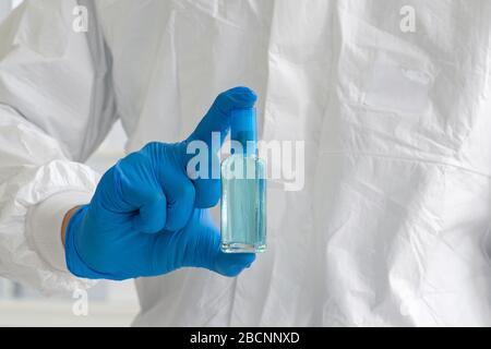 Le vaporisateur hygiénique pour assainisseur des mains (sans alcool) est emballé dans des bouteilles en verre par des experts chimiques. Banque D'Images