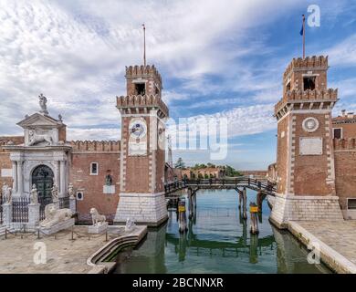 Vue magnifique sur les tours d'entrée de l'arsenal de Venise, Italie, sous un beau ciel Banque D'Images