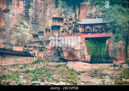 Le Jiajiang mille falaise de Bouddha de l'autre côté de la rivière près de Leshan dans la province chinoise du Sichuan. Banque D'Images