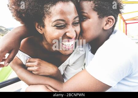 Bonne jeune mère s'amuser avec son enfant en été - son embrassant sa mère en plein air - style de vie de famille, maternité, amour et moments d'appel d'offres conce Banque D'Images