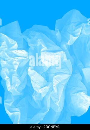 Image verticale aérée. Bleu Grand nuage élégant de papier froissé sur fond cyan. Papier écrasé, froissé et froissé. Le concept de Banque D'Images