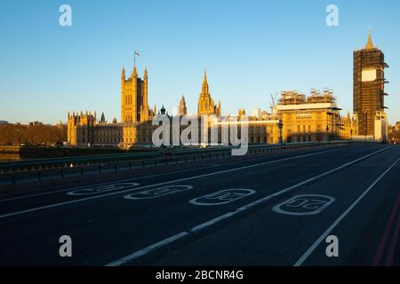 Londres, Royaume-Uni. 05 avril 2020. Un pont vide de Westminster pendant le verrouillage de la capitale pour empêcher la propagation de Covid 19. Crédit: David Parry/Alay Live News Banque D'Images