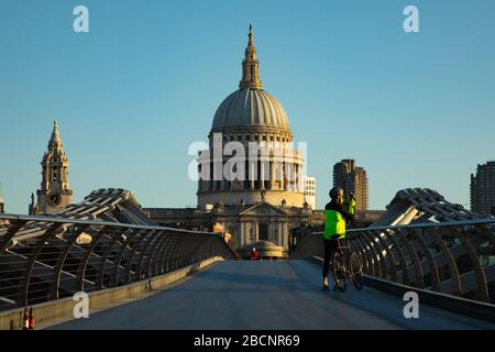 Londres, Royaume-Uni. 05 avril 2020. Un cycliste s'arrête pour une photo sur un pont du Millénaire presque vide pendant le verrouillage de la capitale pour empêcher la propagation de Covid 19. Crédit: David Parry/Alay Live News Banque D'Images