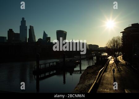 Londres, Royaume-Uni. 05 avril 2020. Un jogger fait de l'exercice sur les rives de la Tamise pendant le maintien de la capitale pour empêcher la propagation de Covid 19. Crédit: David Parry/Alay Live News Banque D'Images