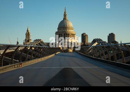 Londres, Royaume-Uni. 05 avril 2020. Un pont vide du Millénaire pendant le verrouillage de la capitale pour empêcher la propagation de Covid 19. Crédit: David Parry/Alay Live News Banque D'Images