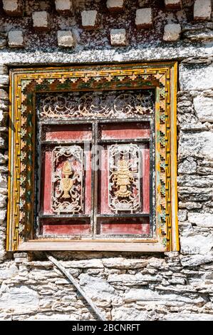 Une fenêtre tibétaine traditionnelle sur une maison dans le village de Suopo dans le comté de Danba, en Chine. Banque D'Images