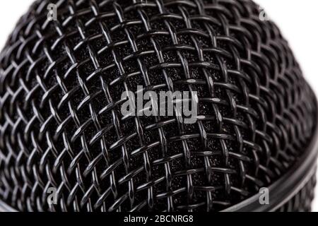 Macro gril microphone noir métallique, gros plan, surface réfléchissante texture d'arrière-plan simple, fond. Enregistrement des voix, résumé de l'entraînement vocal Banque D'Images