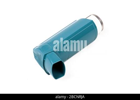 Médicament inhalateur d'asthme bleu simple, objet isolé sur blanc, coupé. Problèmes asthmatiques, soins de santé, médicaments contre la toux, maladies pulmonaires, allergies Banque D'Images