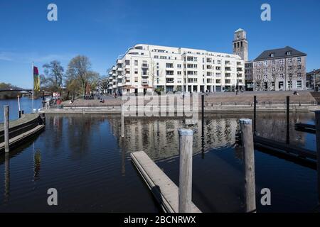 Promenade de la Ruhr dans le port de la ville de Mulheim an der Ruhr, exceptionnellement peu de personnes dans le meilleur temps de printemps Banque D'Images