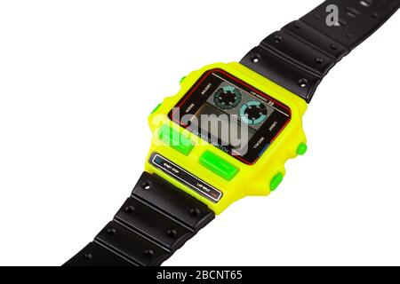 Montre-bracelet sport japonaise en plastique jaune fantaisie style années 90 avec chronomètre, objet isolé sur blanc, gros plan. montres, gadgets de style années 1990 Banque D'Images