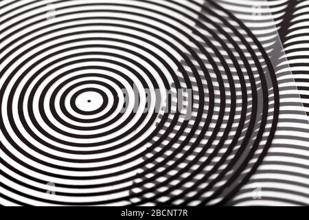 Illusions optiques, scroanimation, animation en grille-barrière diapositives en feuille simple diapositives abstraites artsy transparentes, formes géométriques circulaire, B&W. Banque D'Images