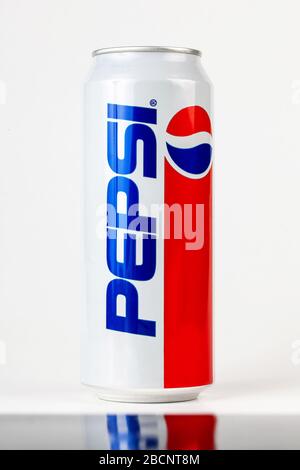 Un grand bidon blanc de 500 ml de Pepsi Cola 1990, objet produit en édition limitée des années 90, studio tourné. Vieux logo pepsi, boisson gazeuse de style années quatre-vingt-dix Banque D'Images