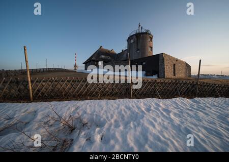 Sommet de Feldberg 1493 M. Dans le sud de la Forêt-Noire en Allemagne, au sommet, il y a une tour de télévision, une station météo et un système de radar météorologique Banque D'Images