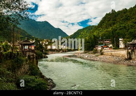 Pont suspendu au-dessus d'une rivière à Zishiguan une petite ville dans la campagne de la préfecture autonome tibétaine de Garze, dans la province chinoise du Sichuan. Banque D'Images