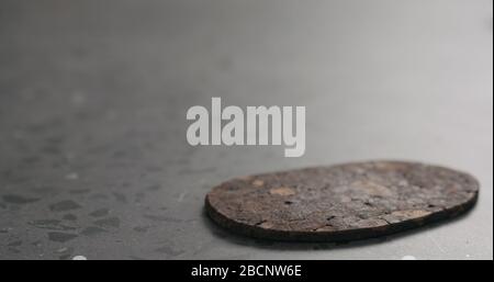 écorce de plâtre de liège sur une surface en béton avec espace de copie Banque D'Images