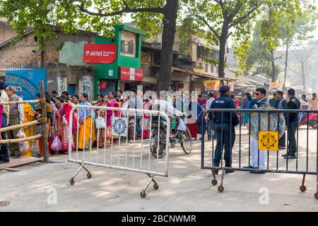 Les gens sont rassemblés sur la route pendant Kolpotoru Utsab, à Cossipore, à Kolkata, au Bengale occidental, en Inde, en janvier 2020 Banque D'Images