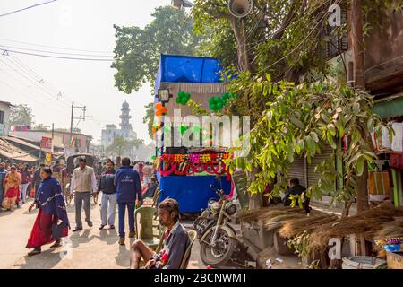 Les gens sont rassemblés sur la route pendant Kolpotoru Utsab, à Cossipore, à Kolkata, au Bengale occidental, en Inde, en janvier 2020 Banque D'Images