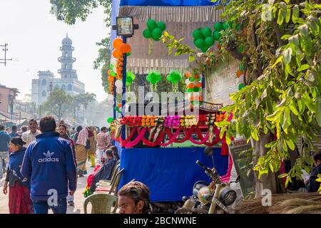 Les gens sont rassemblés sur la route pendant Kolpotoru Utsab, à Cossipore, à Kolkata, au Bengale occidental, en Inde, en janvier 2020 Banque D'Images