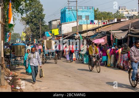 Les gens sont rassemblés sur la route pendant Kolpotoru Utsab, à Cossipore, à Kolkata, au Bengale occidental, en Inde, en janvier 2020 Banque D'Images