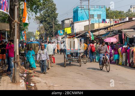 Les gens sont rassemblés sur la route pendant Kolpotoru Utsab, à Cossipore, à Kolkata, au Bengale occidental, en Inde, en janvier 2020 Banque D'Images