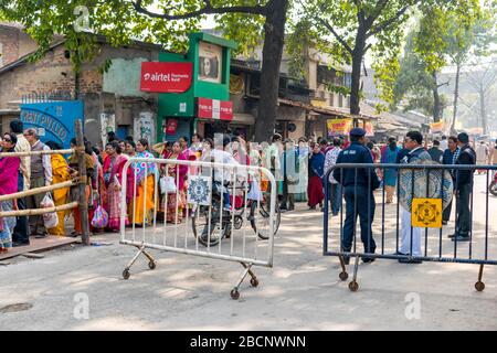 Les gens sont rassemblés sur la route pendant Kolpotoru Utsab, à Cossipore, à Kolkata, au Bengale occidental, en Inde, en janvier 2020 Banque D'Images