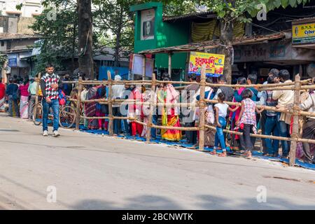 Les gens sont rassemblés sur la route pendant Kolpotoru Utsab, à Cossipore, à Kolkata, au Bengale occidental, en Inde, en janvier 2020 Banque D'Images