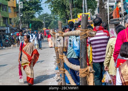 Les gens sont rassemblés sur la route pendant Kolpotoru Utsab, à Cossipore, à Kolkata, au Bengale occidental, en Inde, en janvier 2020 Banque D'Images