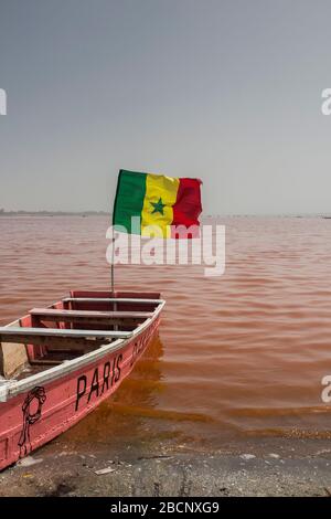 Bateau sur le lac Rose du Sénégal Banque D'Images