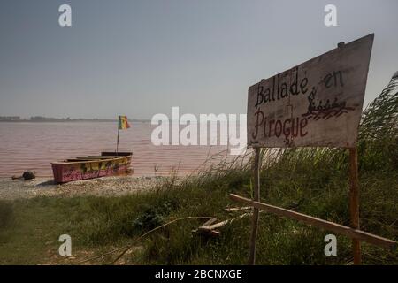 Bateau sur le lac Rose du Sénégal Banque D'Images