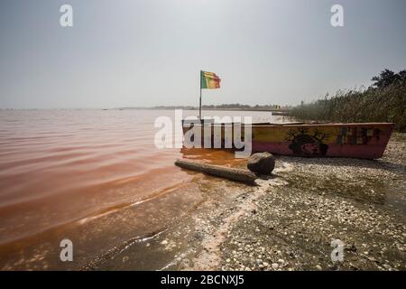 Bateau sur le lac Rose du Sénégal Banque D'Images