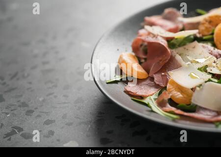 Salade avec prosciutto, mandarines et fromage d'époque avec espace de copie Banque D'Images