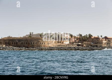 Vue sur l'île de Gorée, Sénégal depuis un bateau Banque D'Images