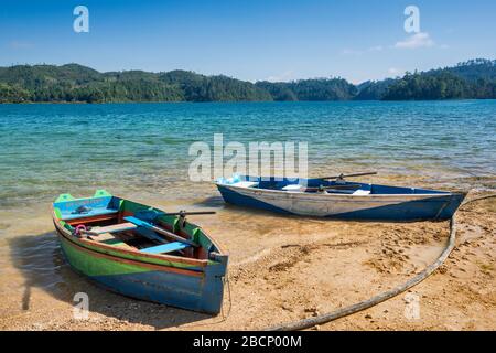 Bateaux à Laguna de Montebello au parc national de Lagunas de Montebello, Chiapas, Mexique Banque D'Images