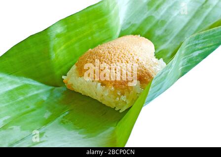 Le riz gluant sucré avec la crème anglaise thaï dans la feuille de bananier enveloppé Banque D'Images