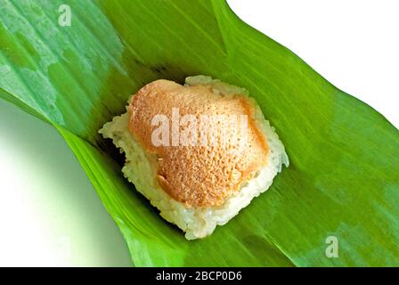 Le riz gluant sucré avec la crème anglaise thaï dans la feuille de bananier enveloppé Banque D'Images