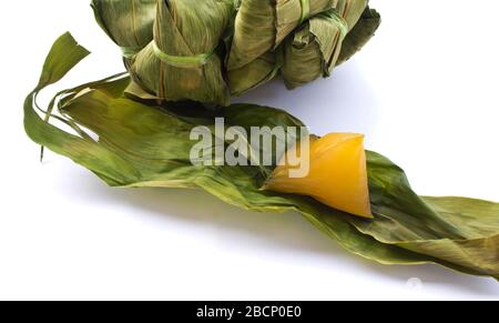 Riz gluant cuit à la vapeur enveloppé de feuilles de bambou Banque D'Images